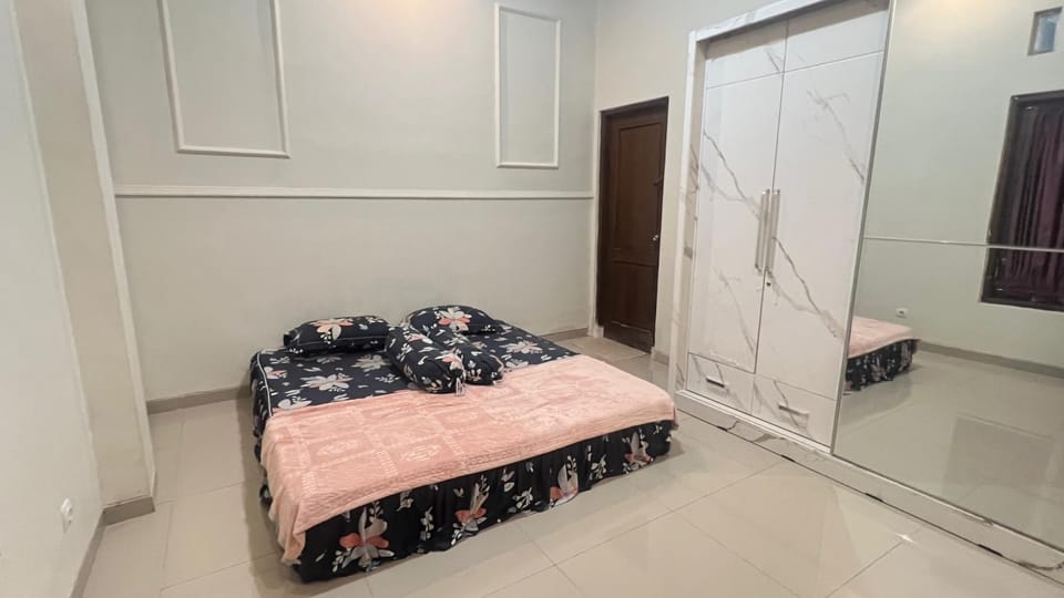 Bed, Photo of the whole room, Bedroom, towels, wardrobe