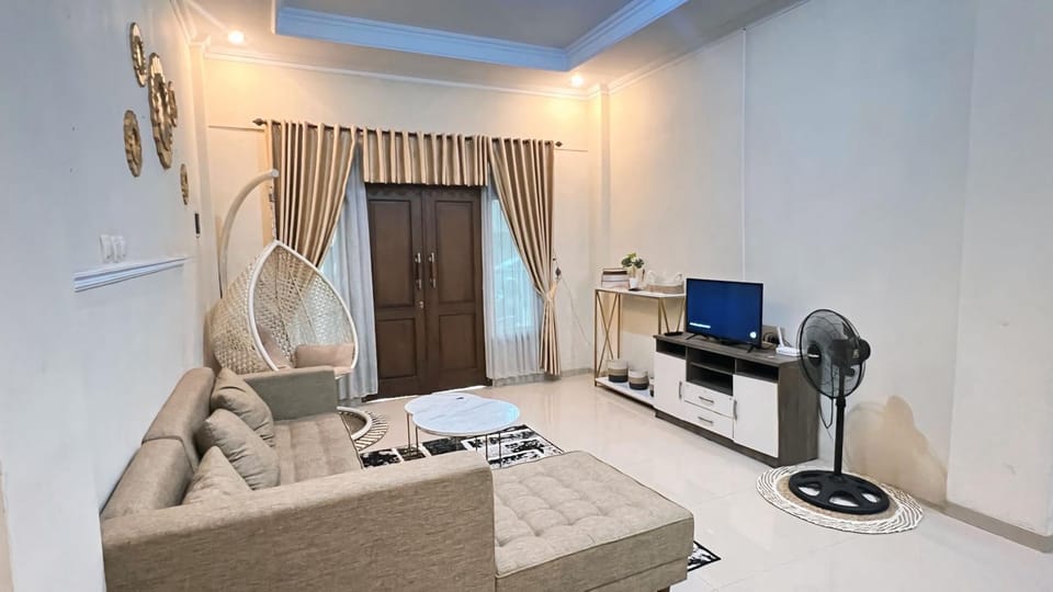 TV and multimedia, Living room, Seating area, Evening entertainment