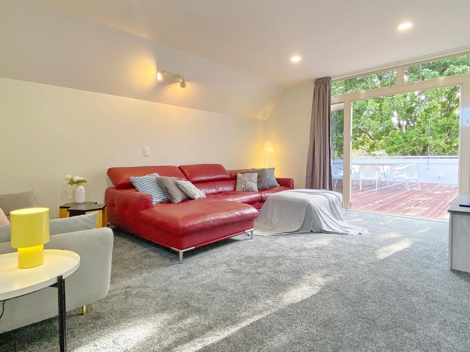 Designer 6BR Home Backyard Direct Park Access House in Auckland