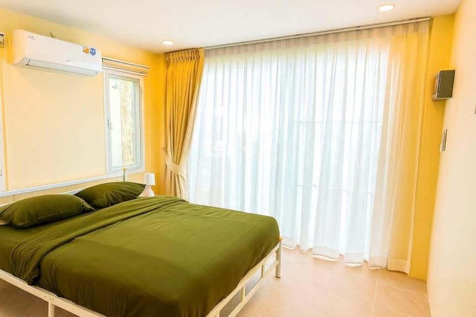 Bed, Photo of the whole room, Bedroom, air conditioner