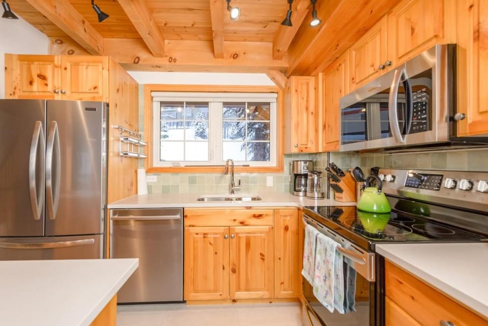 Alpine Timbers 2 Luxury Chalet with Hot Tub Chalet in British Columbia