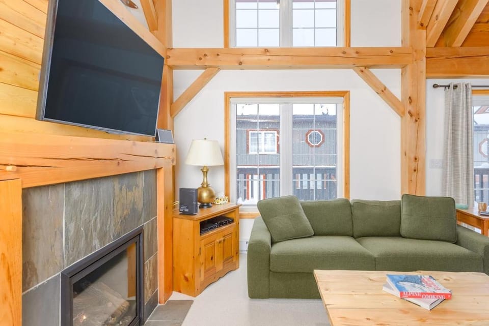 Alpine Timbers 2 Luxury Chalet with Hot Tub Chalet in British Columbia