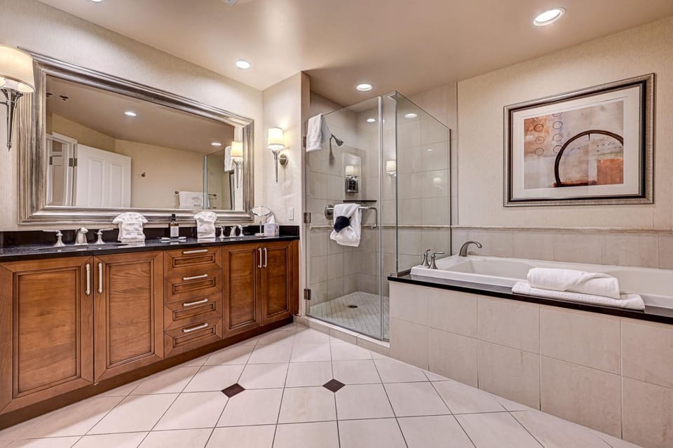 The Aura JR PREMIUM SUITE Strip view Balcony TWR 3 Apartment hotel in Las Vegas Strip