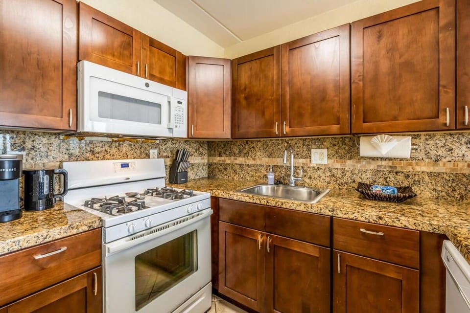 Kihei Akahi C418- Partial oceanview, AC, 1bedroom, across from beach Apartment in Wailea