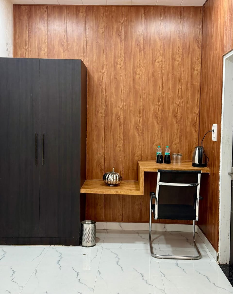 Coffee/tea facilities, wardrobe