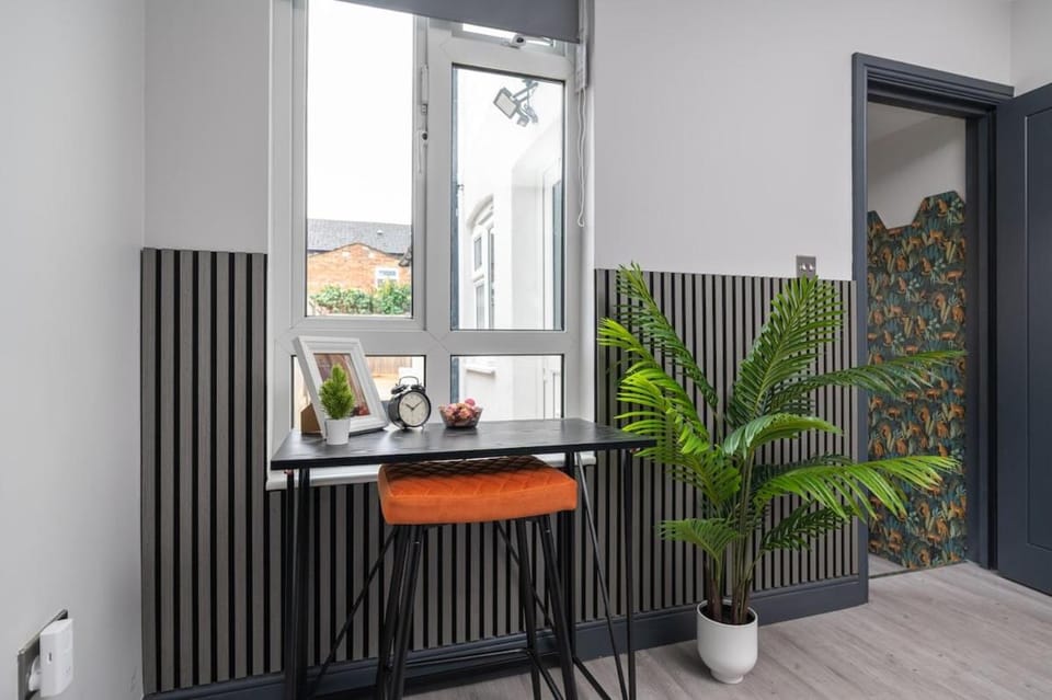 Modern Terrace, 2 Bathroom, Patio, Free Parking House in Bedford