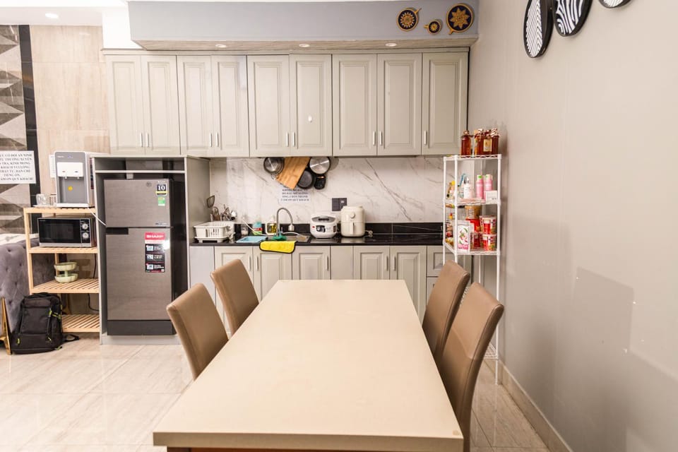 Kitchen or kitchenette, Seating area, Dining area, stove