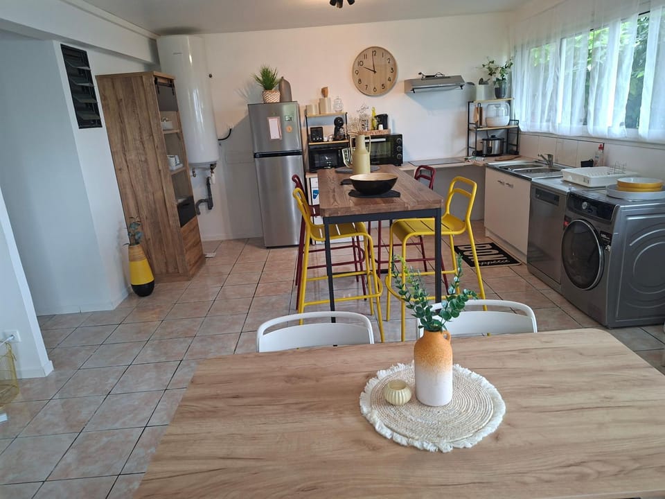 Kitchen or kitchenette, Dining area