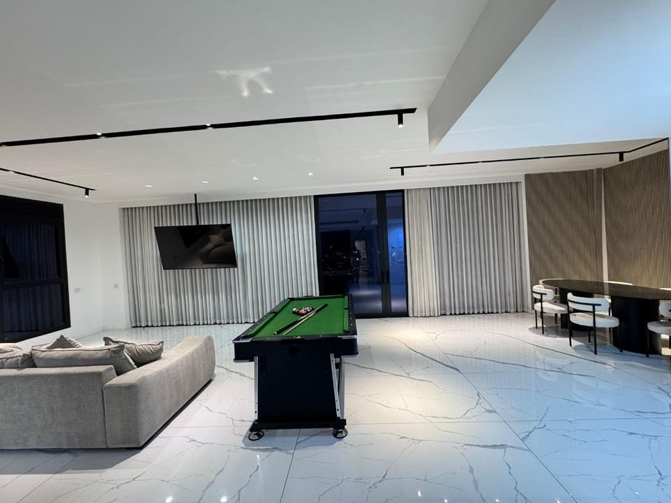 Sky High 15 Choose Between 2 Luxury Penthouses Apartment in South District