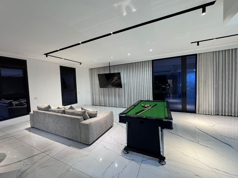 Sky High 15 Choose Between 2 Luxury Penthouses Apartment in South District
