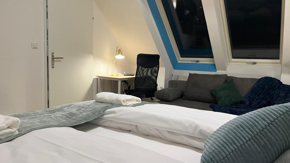 Bed, Seating area, Bedroom