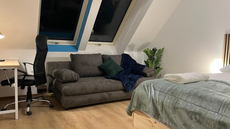 Bed, Seating area, Bedroom