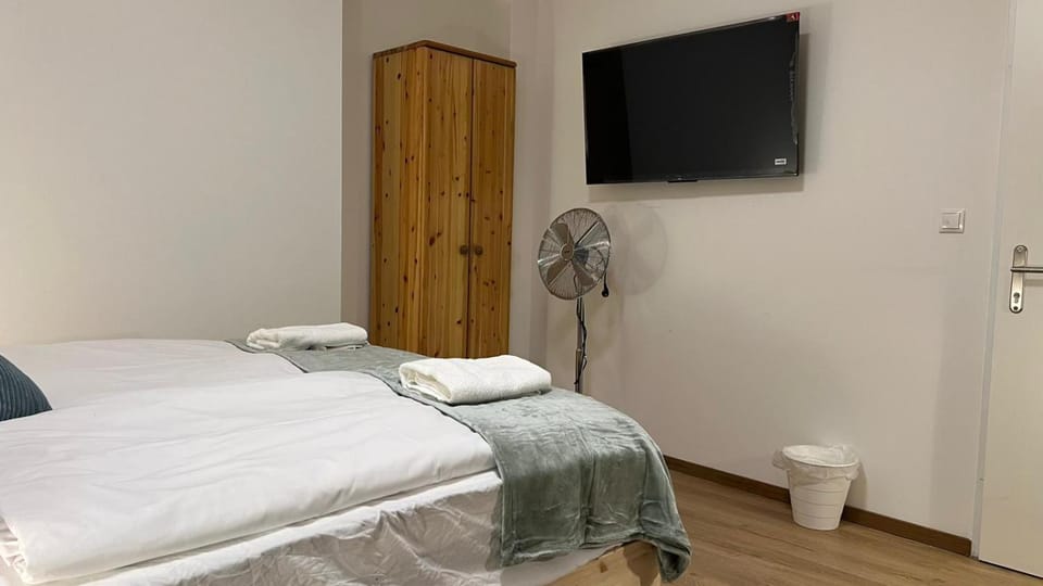 Bed, TV and multimedia, Bedroom, towels, wardrobe