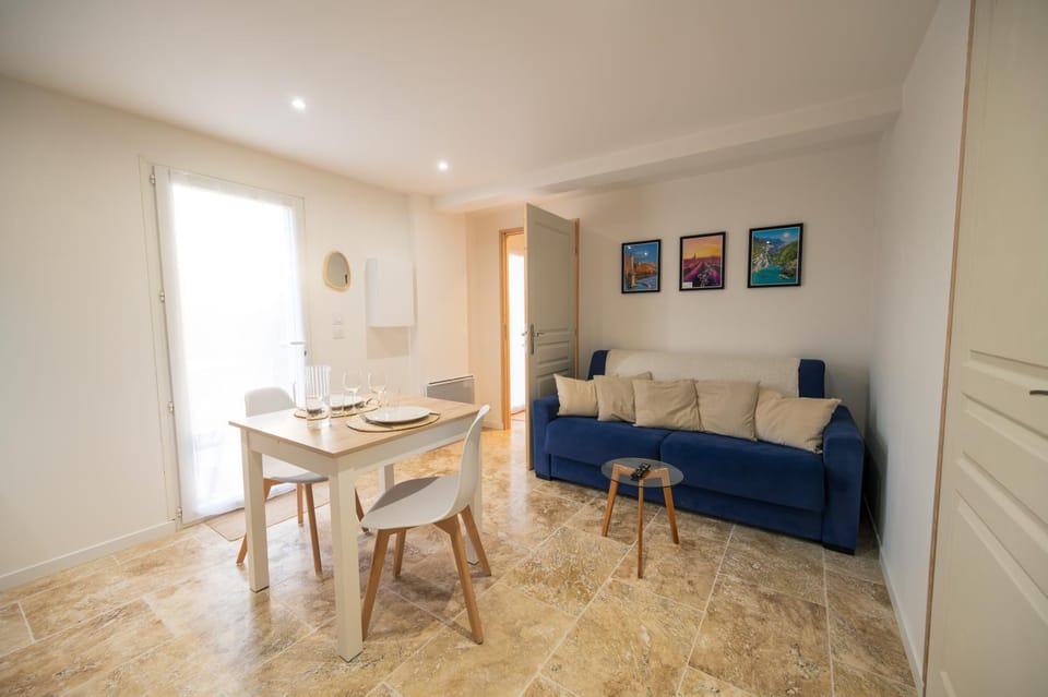 Bed, Living room, Seating area, Dining area