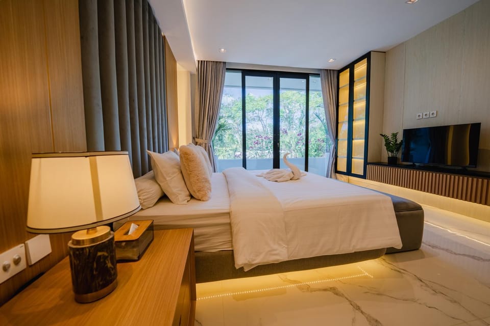 Bed, TV and multimedia, Bedroom