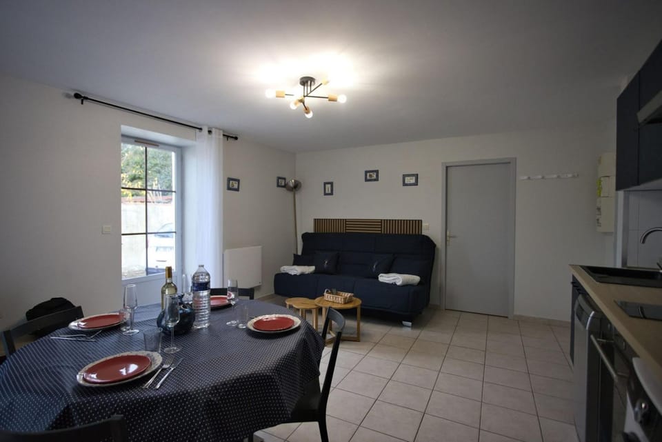 Hostcare - La Petite Escale: Parking Privé et petit extérieur Apartment in La Rochelle