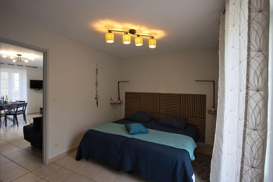 Hostcare - La Petite Escale: Parking Privé et petit extérieur Apartment in La Rochelle