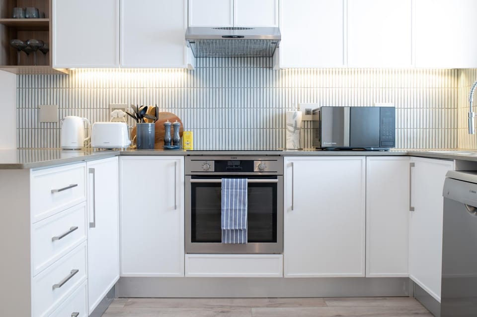 Coffee/tea facilities, Kitchen or kitchenette, dishwasher, oven, toaster