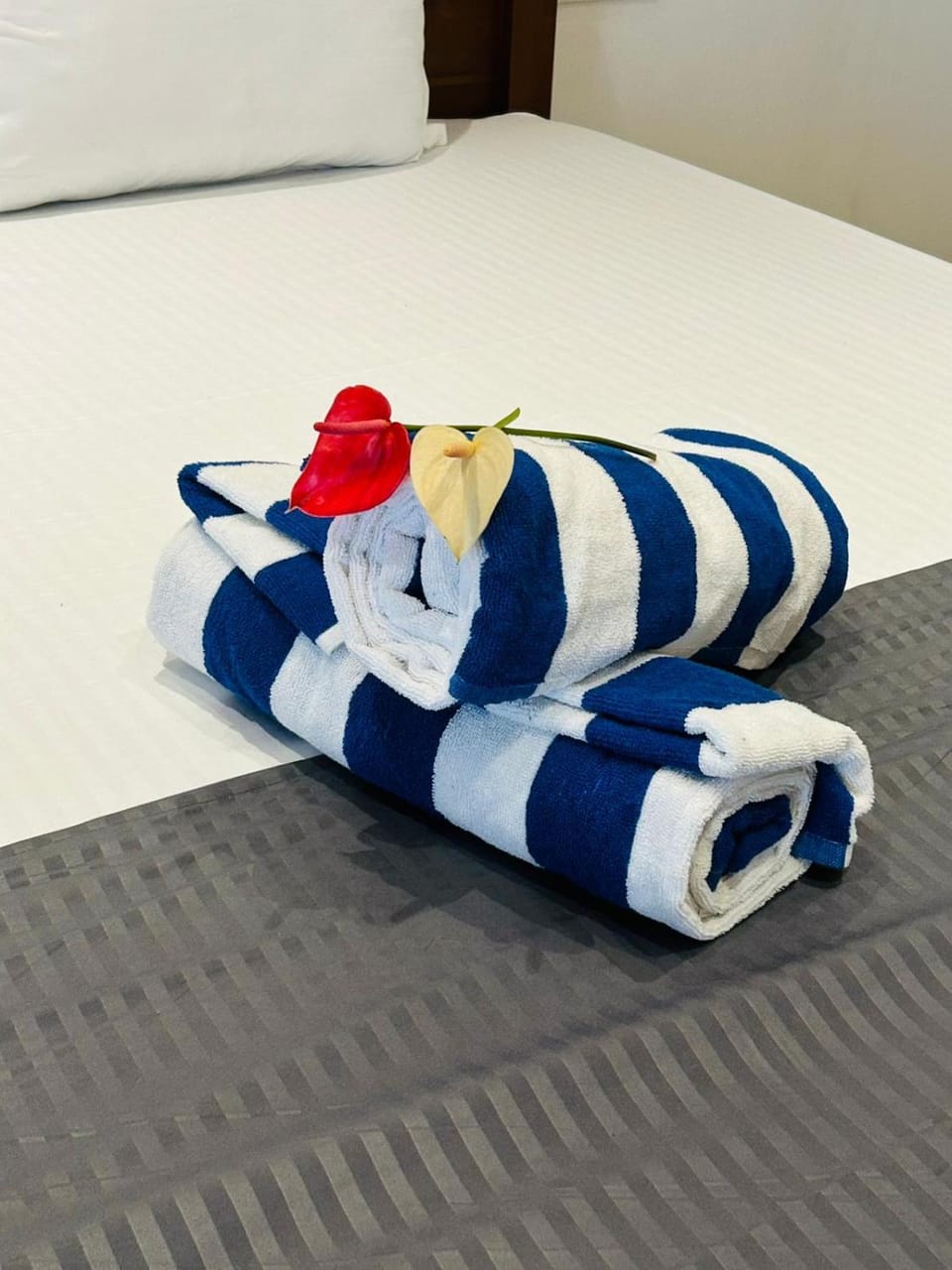 Bed, towels
