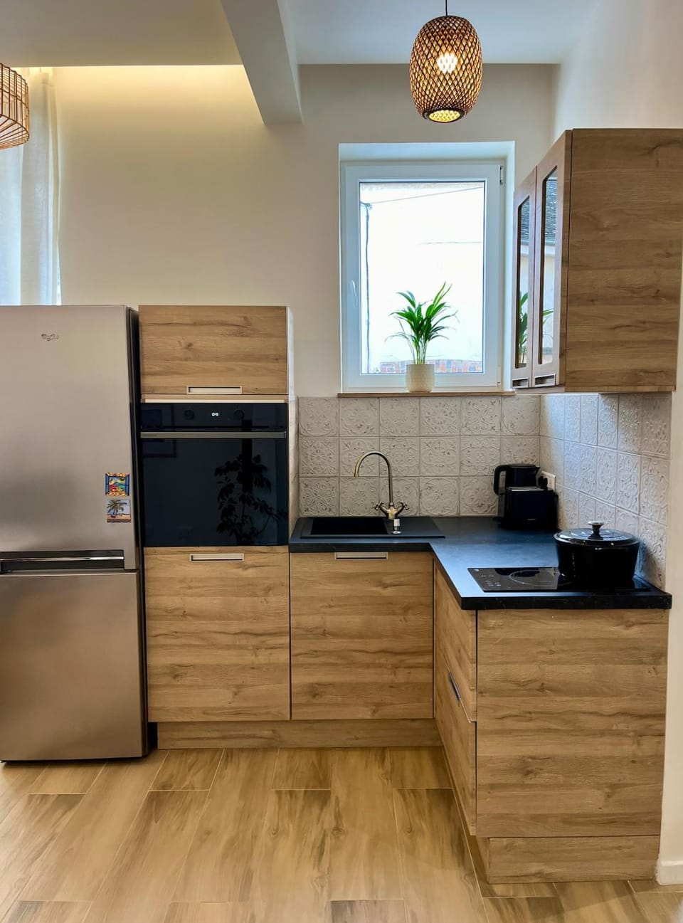 Coffee/tea facilities, Kitchen or kitchenette, microwave, oven, stove, toaster
