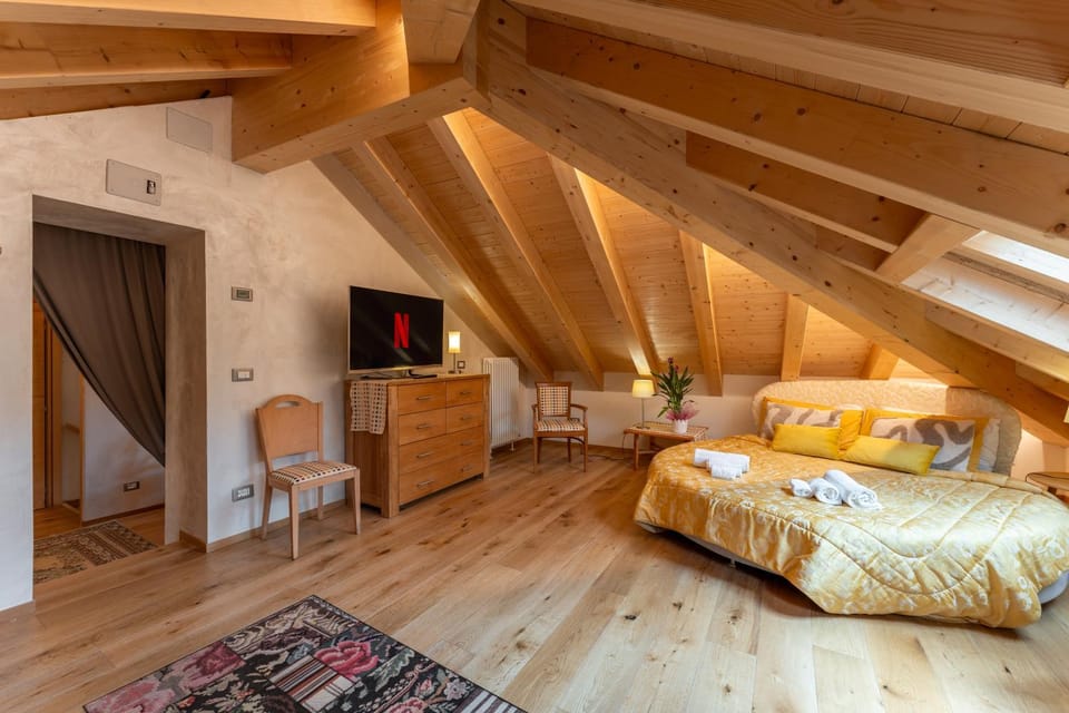 Bed, TV and multimedia, Photo of the whole room, Bedroom