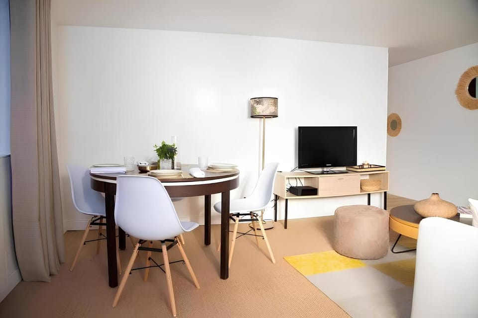 TV and multimedia, Living room, Seating area, Dining area