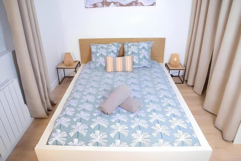 Bed, Photo of the whole room, Bedroom, towels