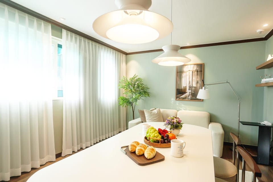 Kitchen or kitchenette, Living room, Seating area, Dining area