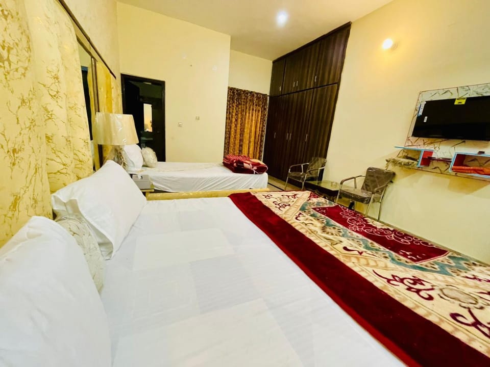 Bed, TV and multimedia, Bedroom