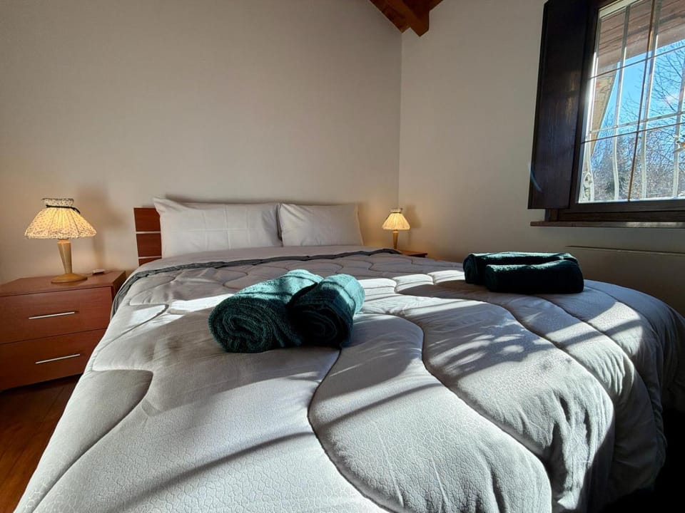 Bed, Photo of the whole room, Bedroom, towels