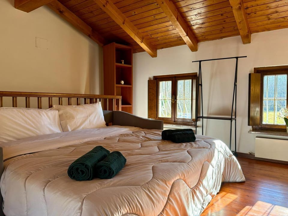 Bed, Living room, Photo of the whole room, Seating area, Bedroom, towels, wardrobe