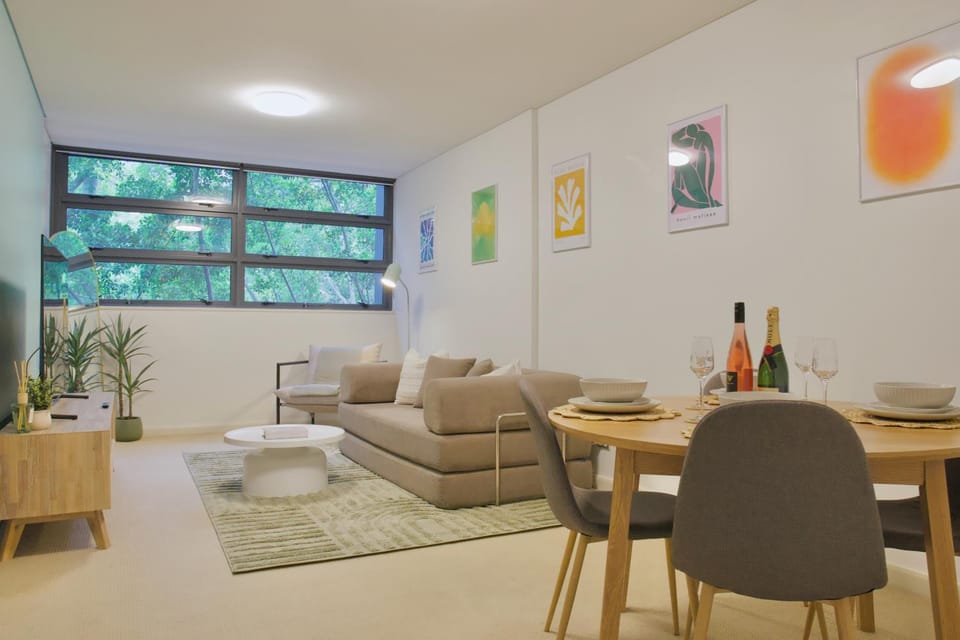 TV and multimedia, Seating area, Dining area