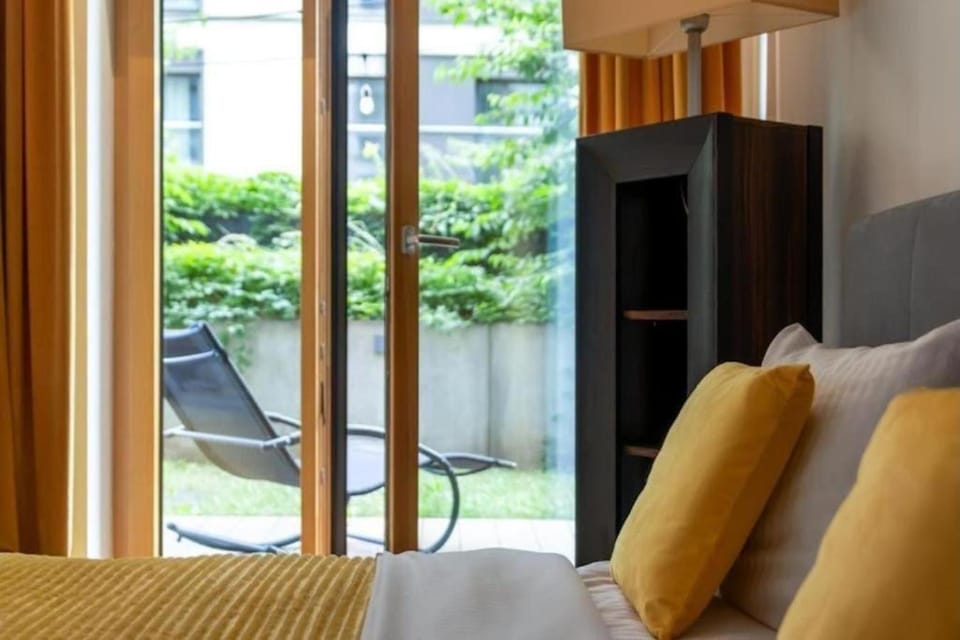 Bed, Seating area