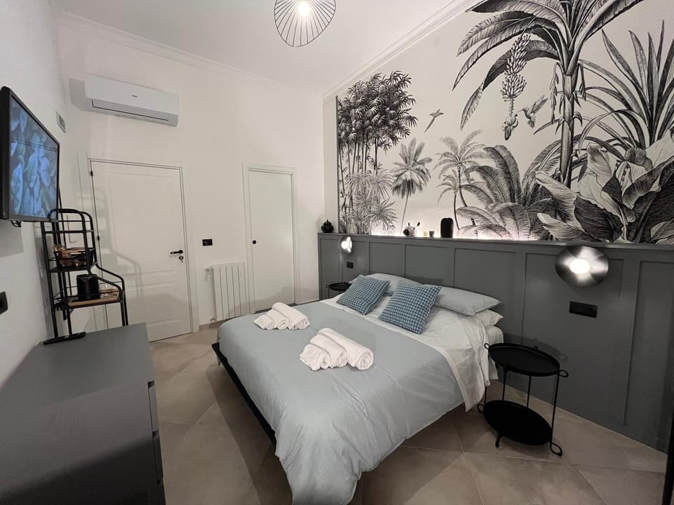 Bed, TV and multimedia, View (from property/room), Photo of the whole room, Bedroom, towels, air conditioner