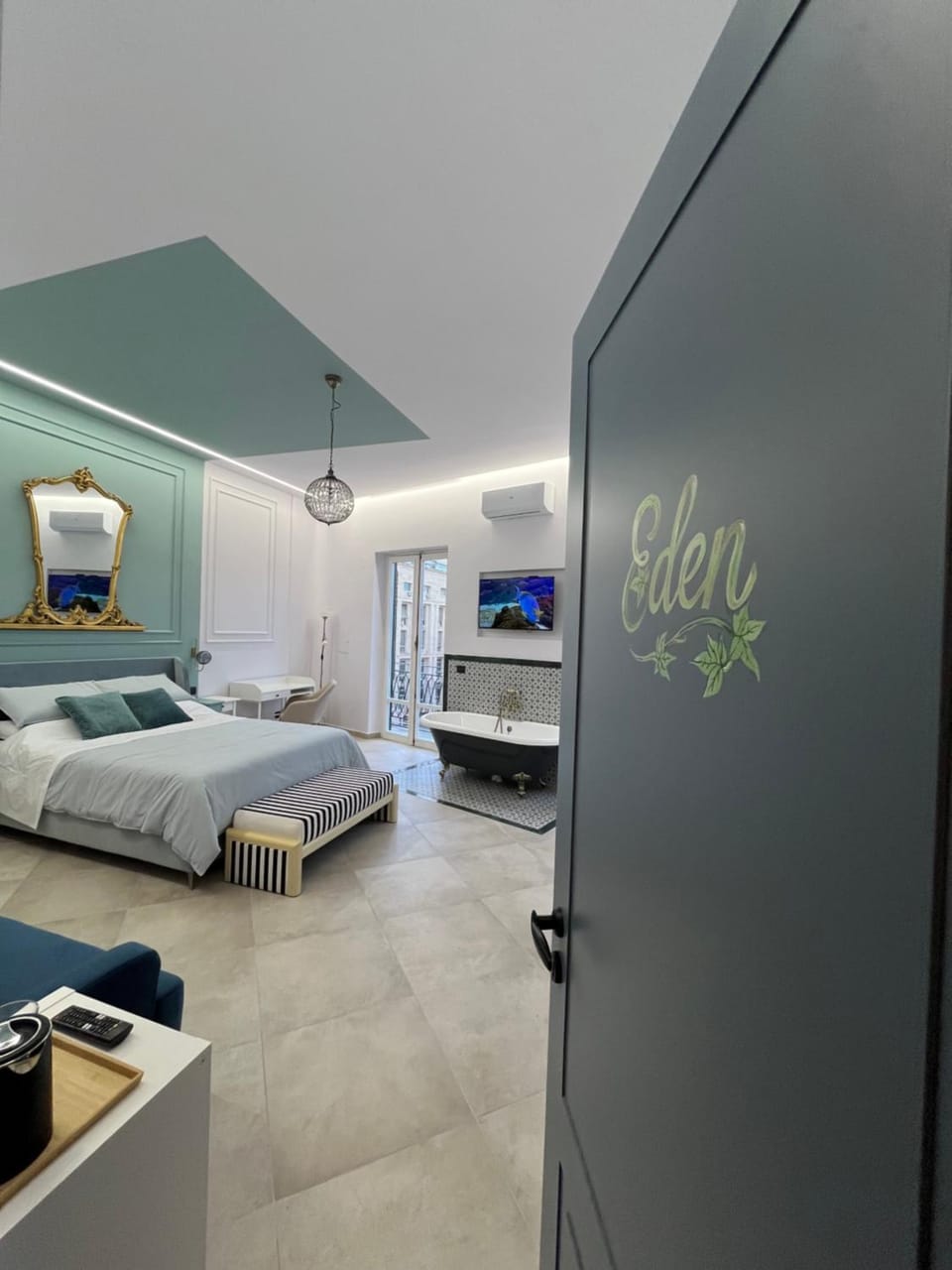 Bed, TV and multimedia, Photo of the whole room, Bedroom