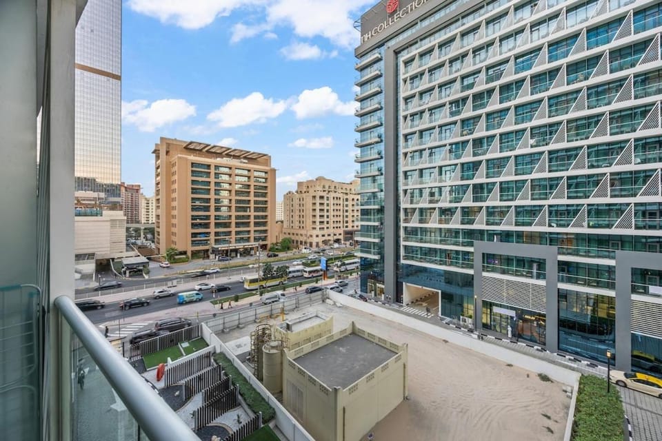 Infinity Pool & Private Beach 1BR Palm Jumeirah Apartment in Dubai