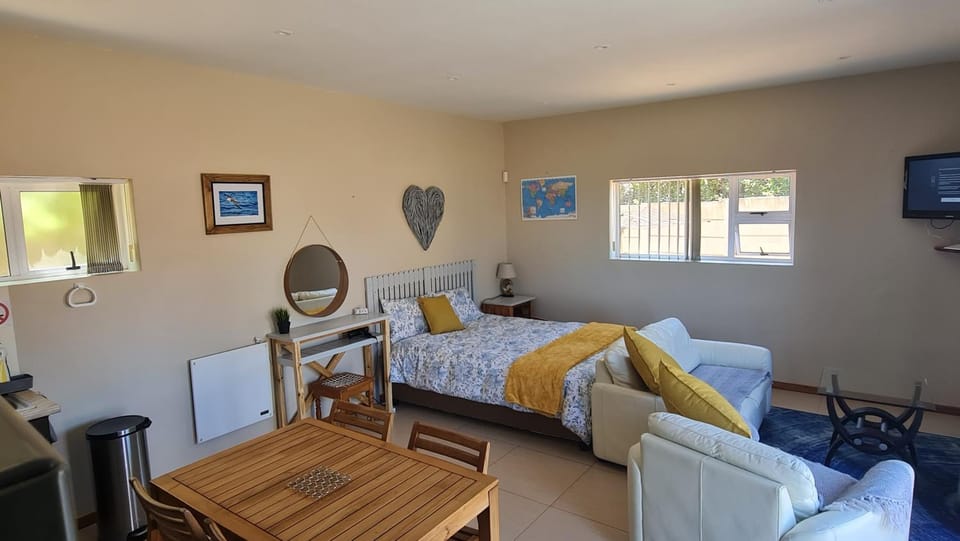 Bed, TV and multimedia, Living room, Seating area, Bedroom