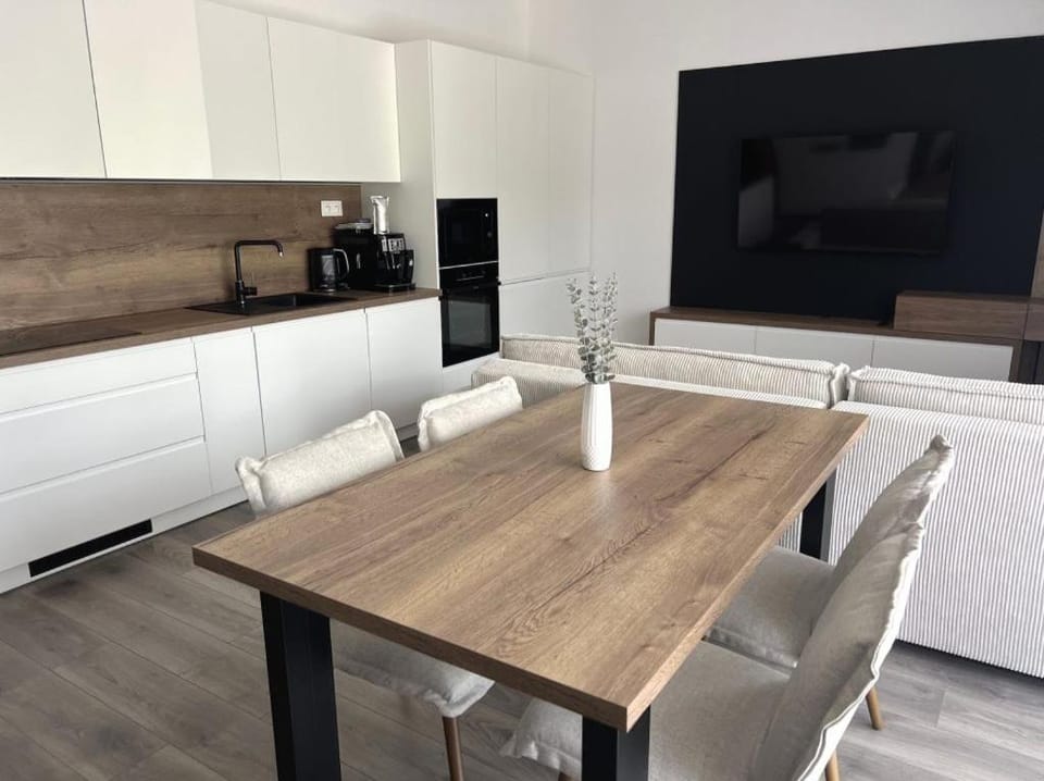 Communal lounge/ TV room, TV and multimedia, Coffee/tea facilities, Kitchen or kitchenette, Living room, Dining area, oven, stove