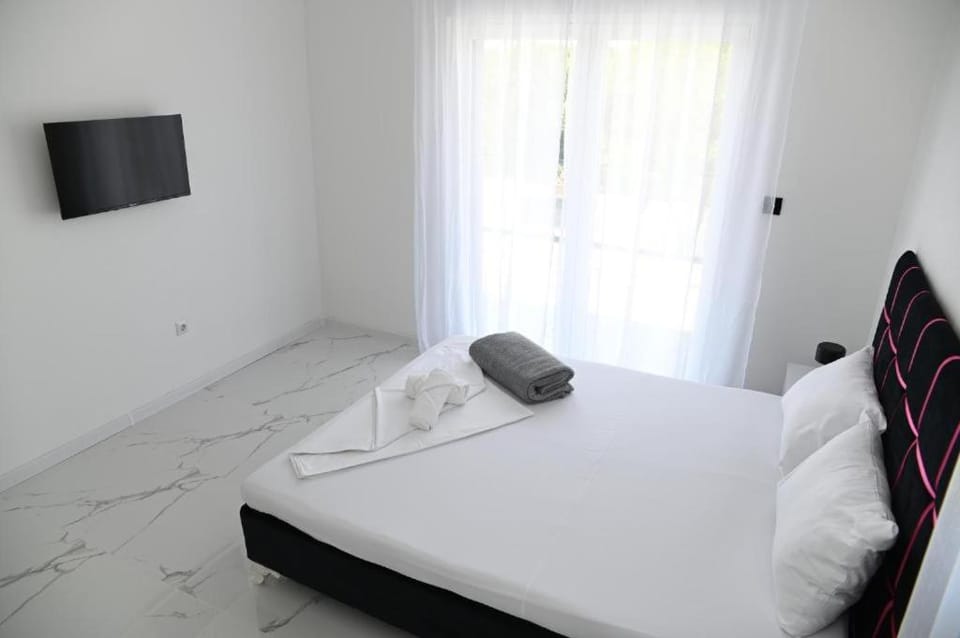 Bed, TV and multimedia, towels