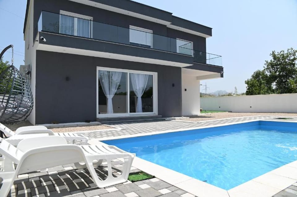 Property building, Swimming pool, sunbed