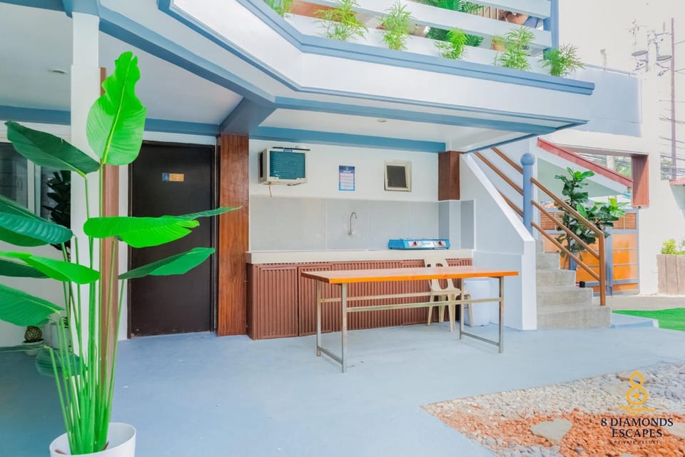 8 Diamonds Escapes Bed and Breakfast in Calamba