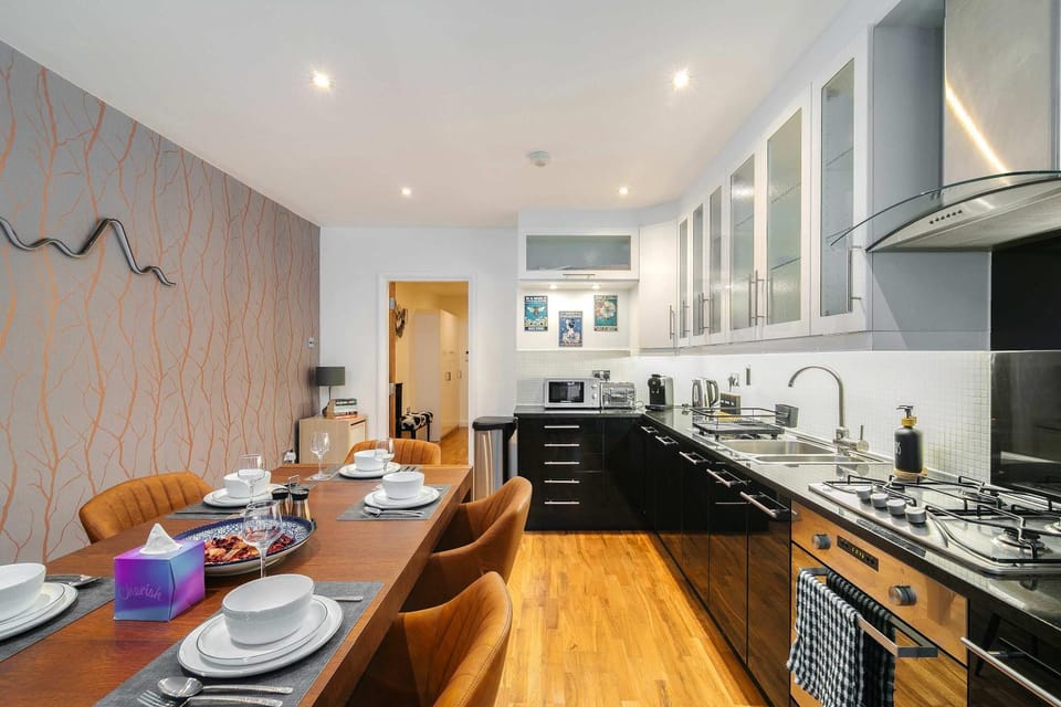 Coffee/tea facilities, Kitchen or kitchenette, Decorative detail, Dining area, microwave, stove, toaster