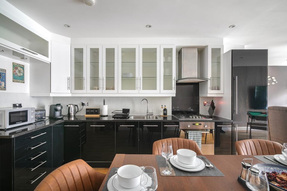 Coffee/tea facilities, Decorative detail, Seating area, Dining area, dishwasher, microwave, oven, stove, toaster, kitchen