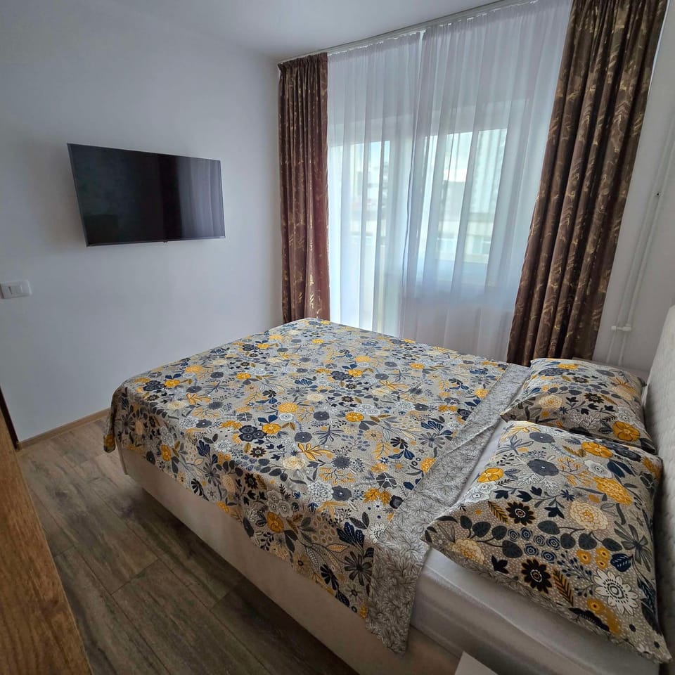 Bed, TV and multimedia, Bedroom