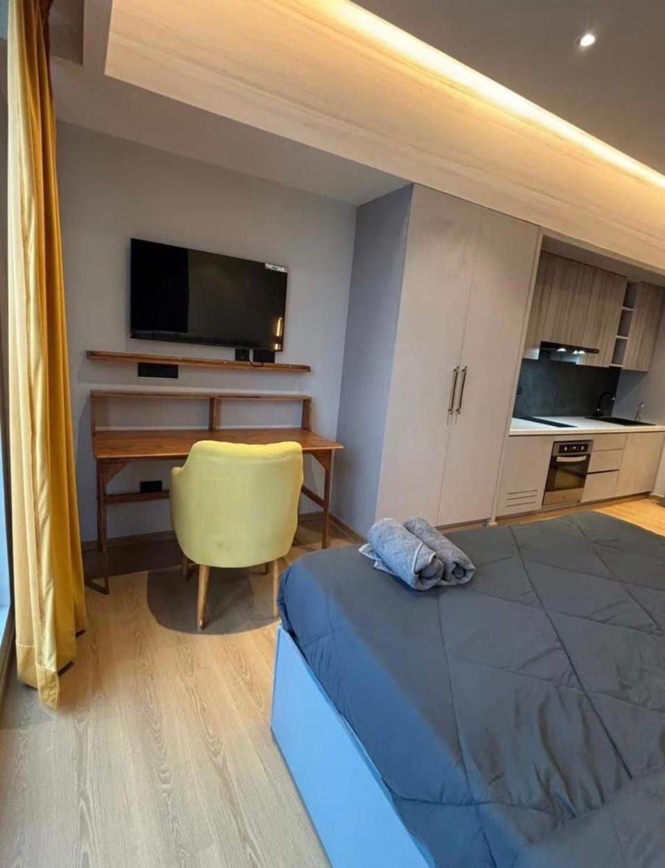 Bed, TV and multimedia, Bedroom