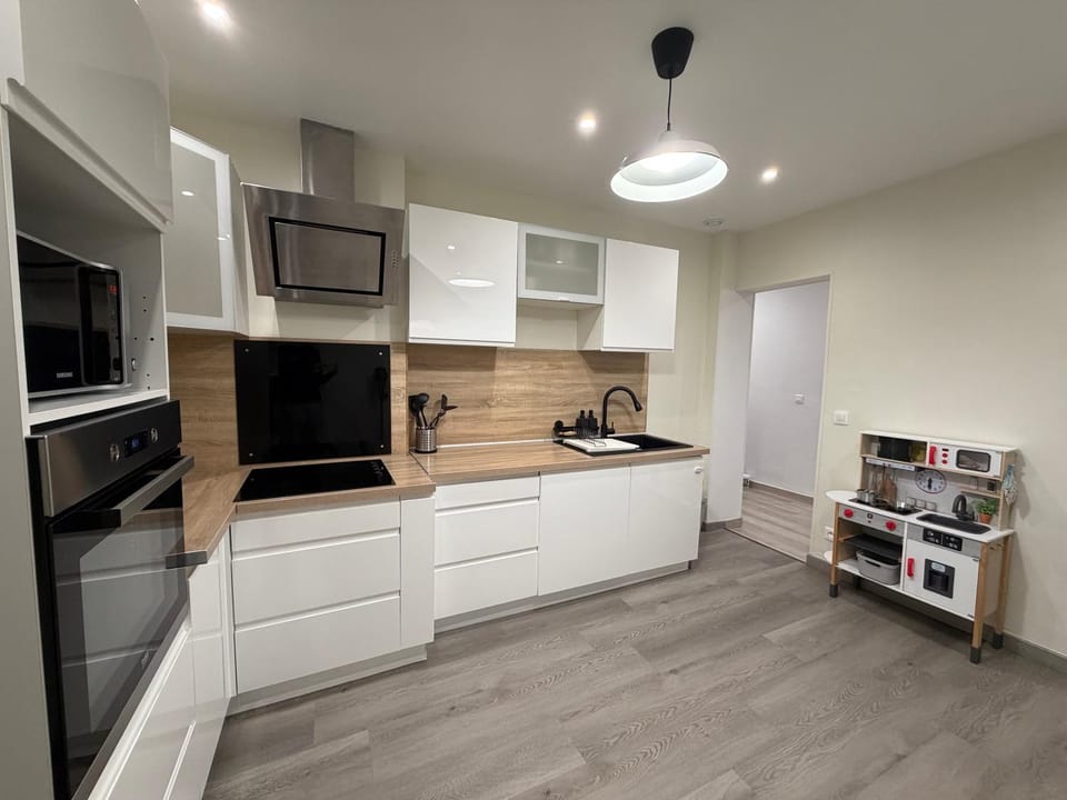 Coffee/tea facilities, Kitchen or kitchenette, dishwasher, oven, stove