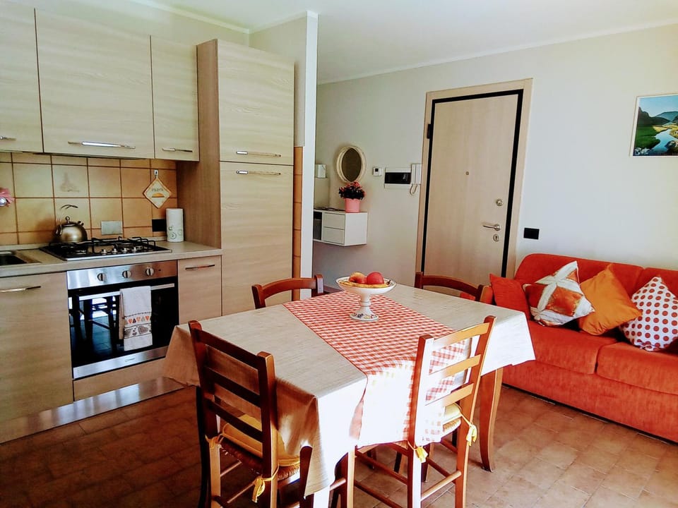 Living room, Seating area, Dining area, Breakfast, oven, stove