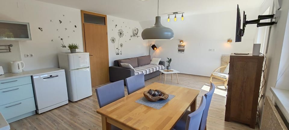 Coffee/tea facilities, Kitchen or kitchenette, Living room, Seating area, Dining area