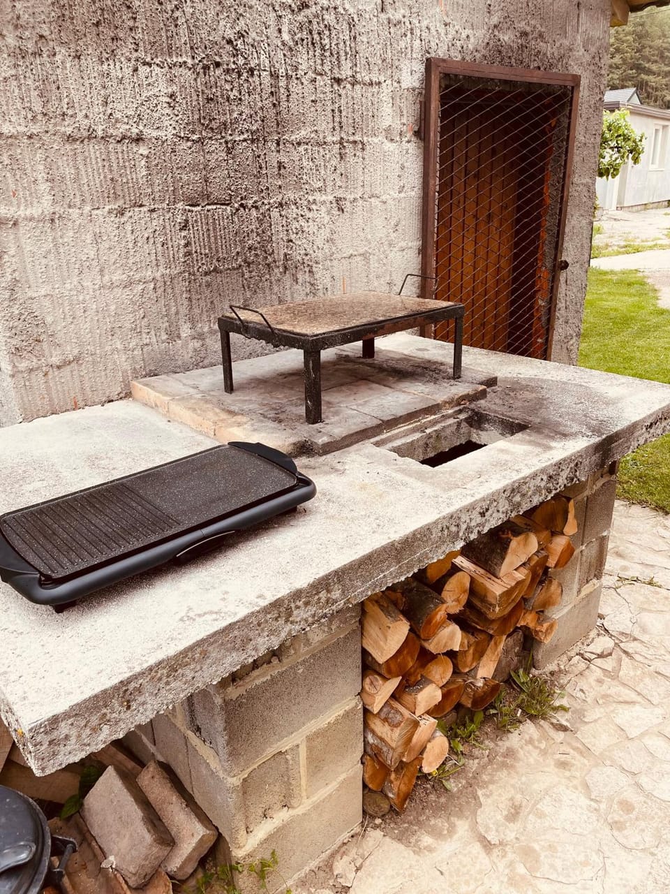 Day, BBQ facilities, Seating area