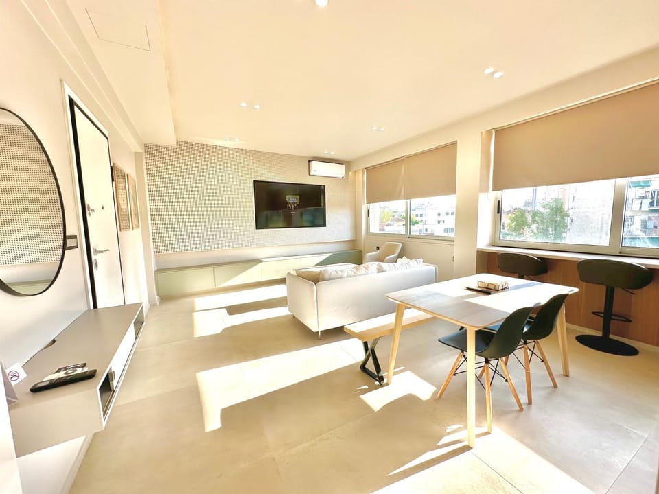 Communal lounge/ TV room, TV and multimedia, Living room, Seating area, Evening entertainment, air conditioner